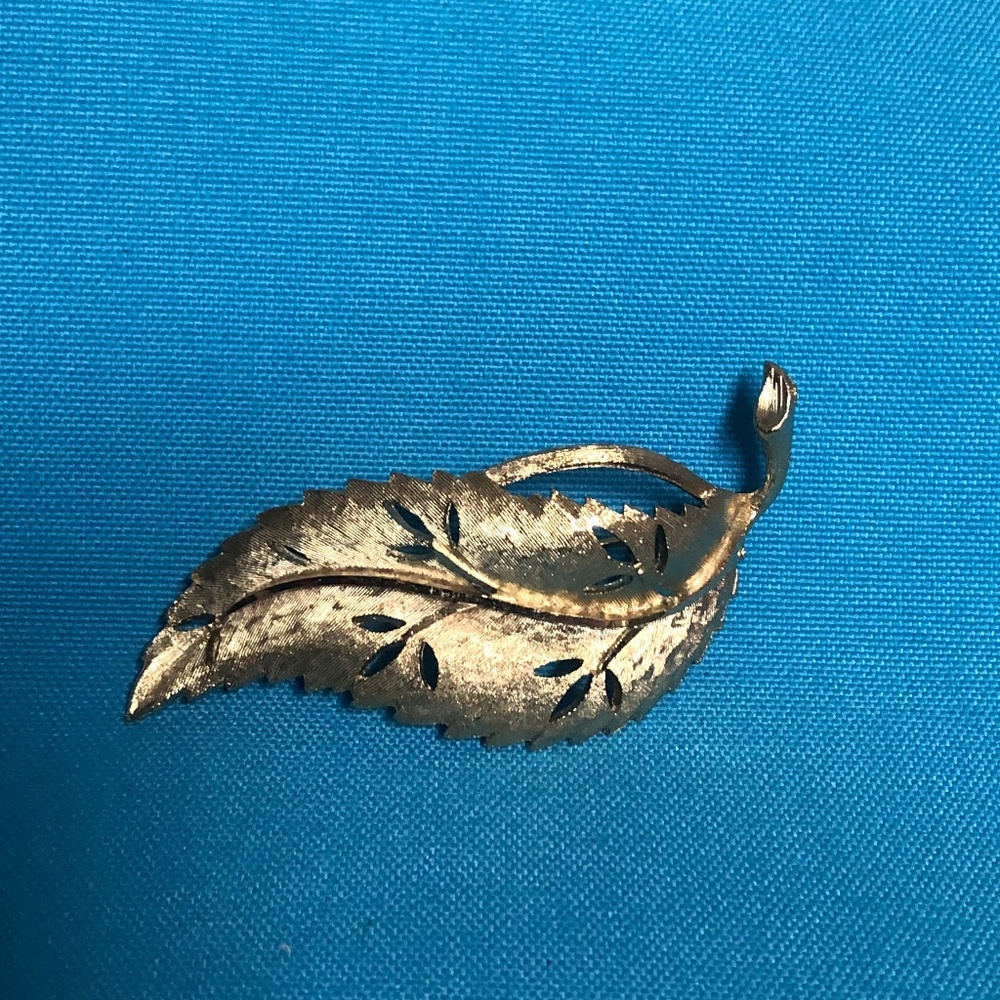 Goldtone Vintage Leaf Brooch